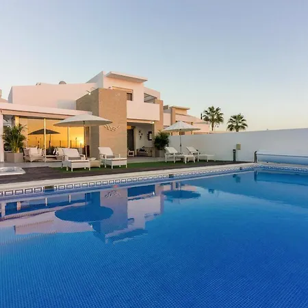 Villa La Caleta Sleeps 6 With Pool Air Con And Wifi *